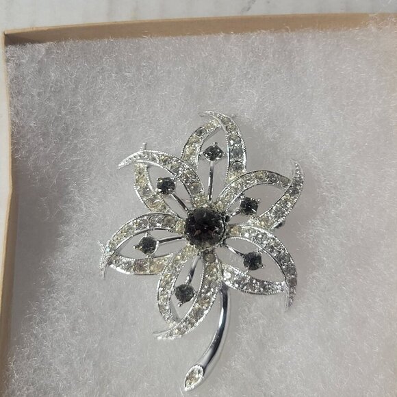 Vintage Sarah Coventry Classic Floral Elegant Silver Rhinestone Flower Brooch - Picture 1 of 5